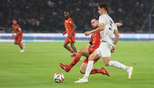 Bek Persija Jakarta, Jordi Amat melakukan tekel kepada gelandang Madura United, Kerim Palic dalam laga pekan ke-18 BRI Super League 2025/2026 di Stadion Utama Gelora Bung Karno, Jakarta, Jumat (23/1/2026). (Bola.com/M. Iqbal Ichsan).