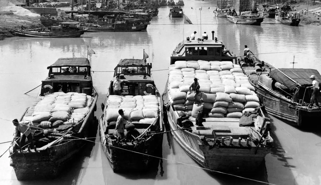 Aktivitas pekerja kapal yang digunakan untuk pengangkutan barang melalui mode kelautan di China pada 12 Desember 1974. (AFP Photo)