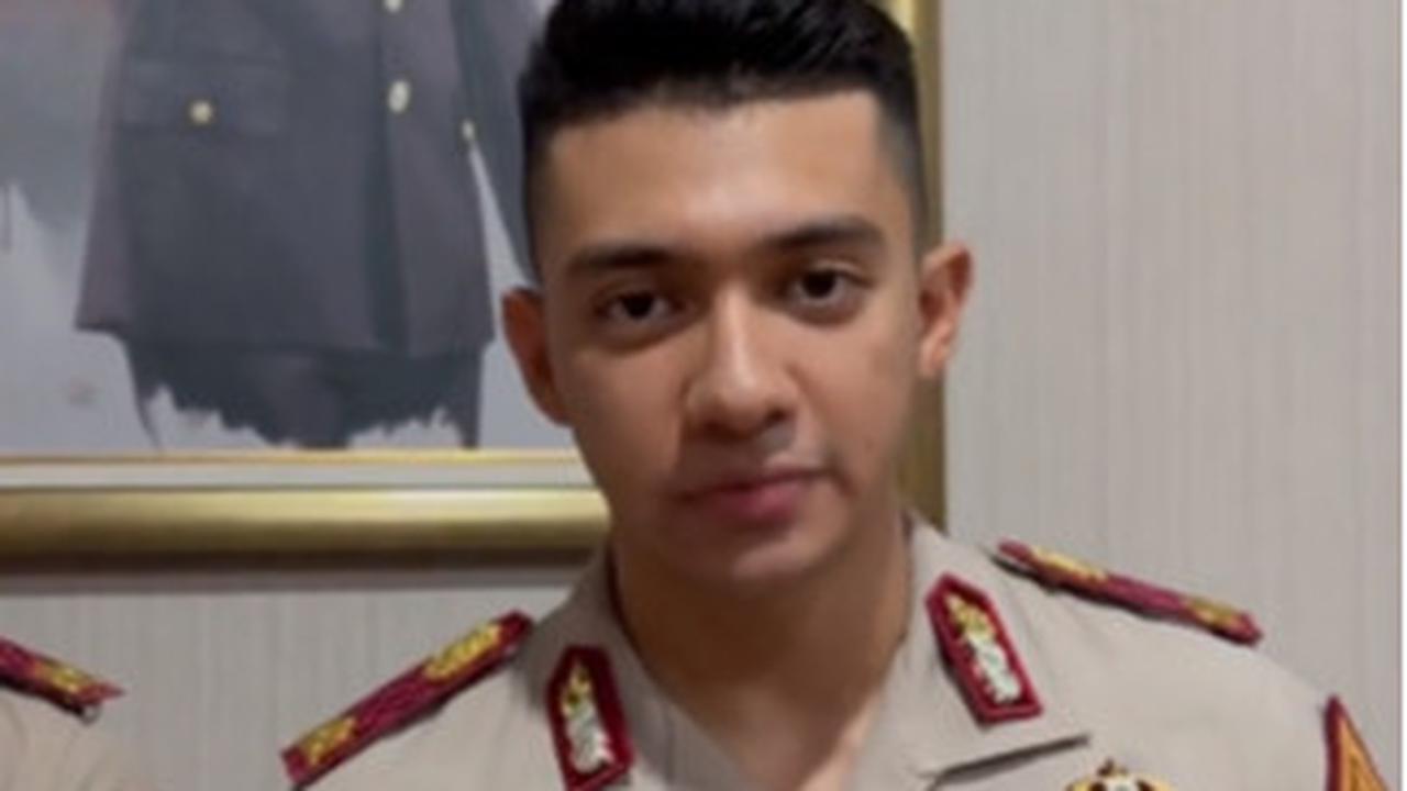 "Kalau Khalifah bagaimana?" tanya komandan.