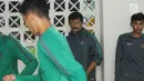 Pelatih Timnas Indonesia U-19, Indra Sjafri mengawasi latihan jelang laga persahabatan melawan Kamboja di Stadion Patriot Candrabhaga, Bekasi, Selasa (3/10). Timnas U-19 batal menggelar uji lapangan karena hujan deras. (Liputan6.com/Helmi Fithriansyah)