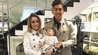 Larissa Pereira dan Roberto Firmino menggendong sang anak (Mirror)