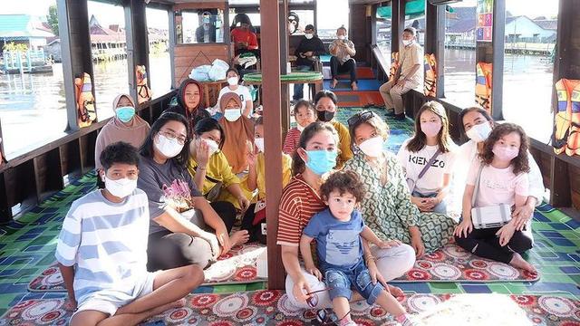 Kumpul Keluarga Mantan Suami, Ini 7 Momen Ussy Sulistyawati Liburan di Kalimantan