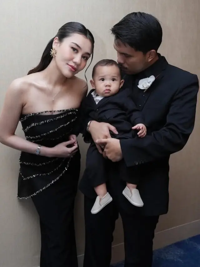 Aaliyah Massaid kenakan gaun hitam strapless saat kondangan. [@aaliyah.massaid]