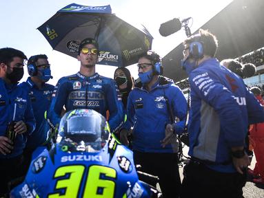 Joan Mir merupakan pembalap pertama Suzuki yang berhasil menjadi juara dunia pada era MotoGP, yaitu pada tahun 2020 lalu. Padahal, kala itu, Mir baru memasuki musim keduanya di pabrikan asal Jepang tersebut. Ia sukses meraih trofi usai mencatat sekali meraih kemenangan dan tujuh kali naik podium. (AFP/Patricia De Melo Moreira)