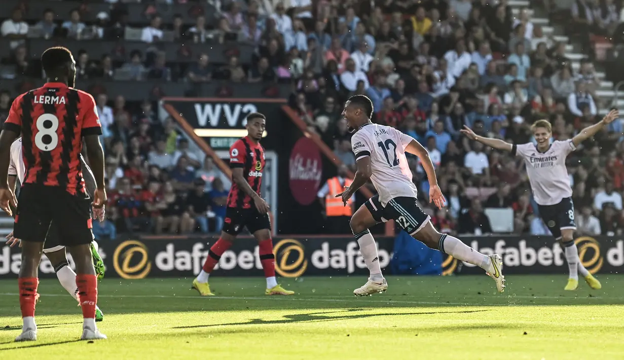 Pemain Arsenal William Saliba (kedua kanan) melakukan selebrasi setelah mencetak gol ke gawang Bournemouth pada pertandingan sepak bola Liga Premier Inggris di Stadion Vitality, Bournemouth, Inggris, 20 Agustus 2022. Arsenal menang 3-0. (Glyn KIRK/AFP)