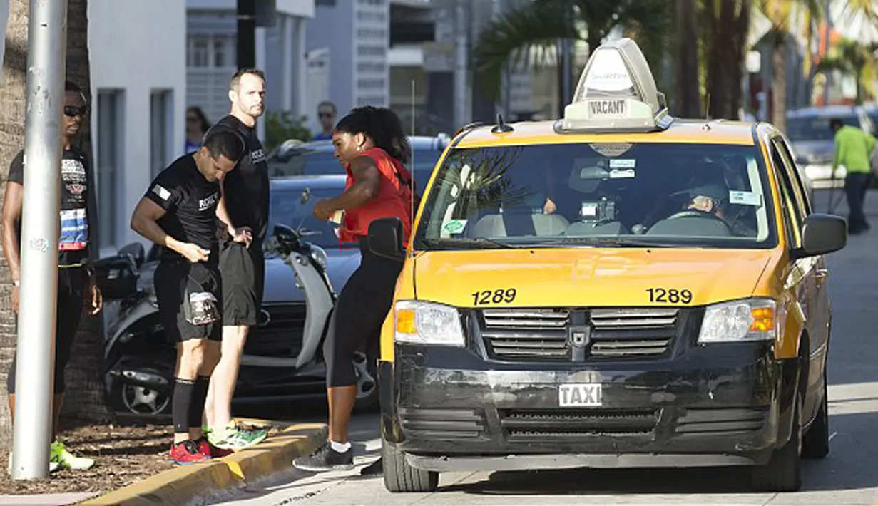 Petenis wanita nomor satu dunia, Serena Williams turun dari sebuah taksi yang ia tumpangi dua kilometer menjelang finis perlombaan lari amal 5 km yang diselenggarakan di Miami Beach, Florida, Senin (14/12/2015). (dailymail.co.uk)