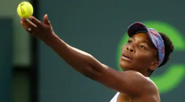 Mantan petenis nomor satu dunia, Venus Williams bersiap mengembalikan bola ke arah petenis non unggulan AS, Danielle Collins pada babak perempat final Miami Terbuka 2018 di Crandon Park, Kamis (29/3). Venus menyerah dengan skor 2-6, 3-6. (AP/Wilfredo Lee)