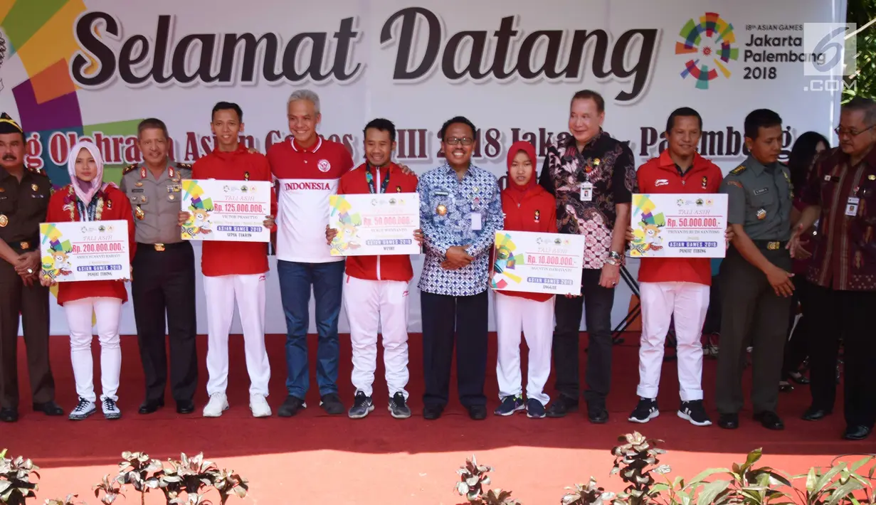 Gubernur terpilih Jateng, Ganjar Pranowo (kelima kiri) berfoto bersama para atlet asal Jawa Tengah peraih medali Asian Games 2018 di Semarang, Selasa (4/9). Pemprov Jawa Tengah memberikan bonus ke atlet peraih medali di Asian Games. (Liputan6.com/Gholib)