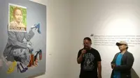 Kartini dan fashionista, semua bergabung dalam lukisan prangko oleh Guntur dalam pameran tunggal "Between The Lines" di Galeri Nasional. (Foto : Akbar Muhibar / Liputan6.com)