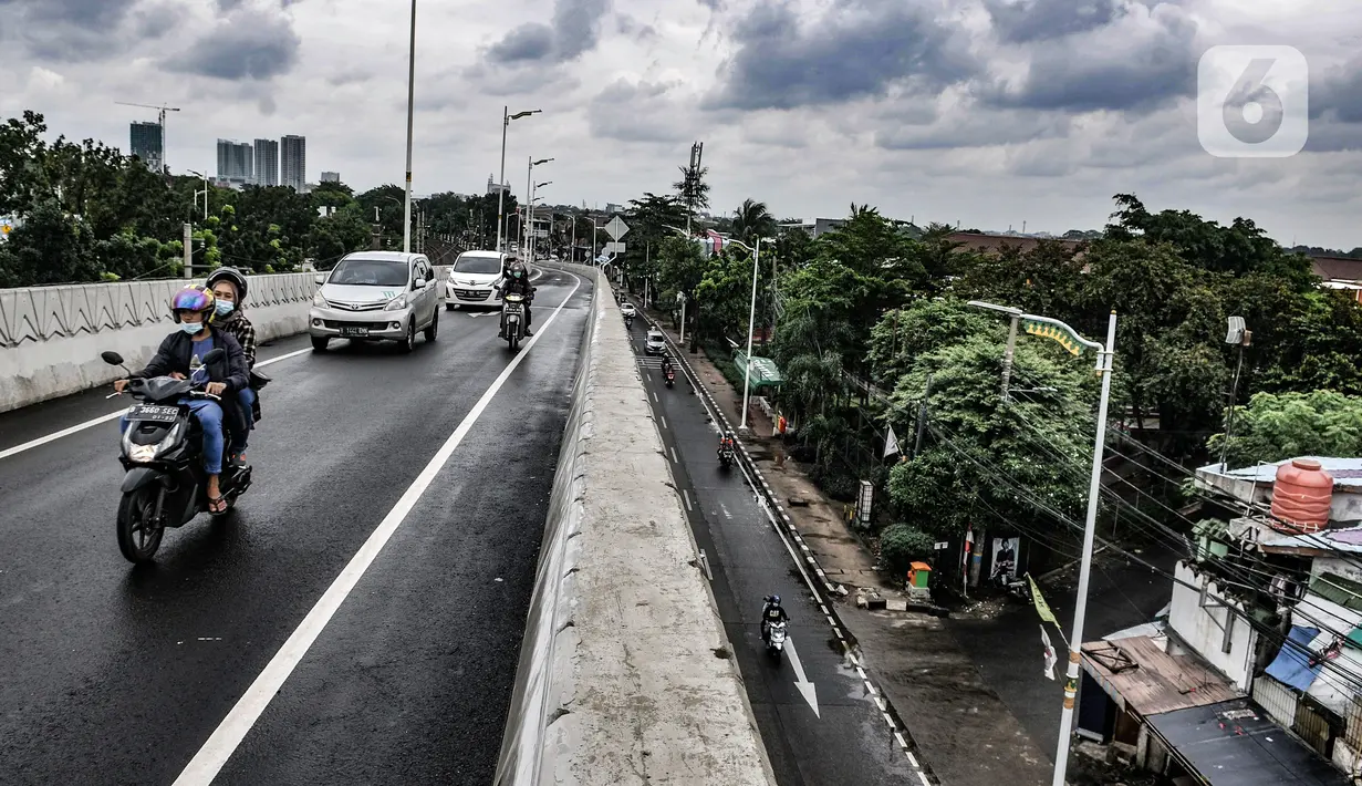 Sejumlah kendaraan melintasi jalan layang atau flyover Lenteng Agung, Jakarta, Minggu (31/1/2021). Uji coba flyover tapal kuda dilakukan sebagai bahan evaluasi di lapangan seperti rambu dan kelengkapan jalan. (merdeka.com/Iqbal S. Nugroho)