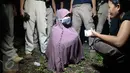 Petugas mengintrograsi istri tersangka teroris Thamrin di Pesanggrahan RT 02 RW 03, Kembangan, Jakbar, Jumat (15/1/2016). Polisi juga menggeledah rumah DI pelaku bom bunuh diri yang tidak jauh dari lokasi tempat tinggal MA. (Liputan6.com/Angga Yuniar)
