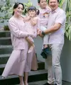 Puput juga tampil serba pink yang kompak bersama keluarganya. Puput mengenakan dress dipadukan cardigannya. [@btpnd]