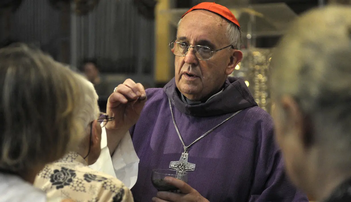 Bergoglio terpilih sebagai paus dalam pemungutan suara kelima dan memilih nama Fransiskus, terinspirasi dari Santo Fransiskus dari Assisi yang dikenal karena kesederhanaan dan kepeduliannya terhadap kaum miskin. Tampak dalam foto, Uskup Agung Argentina Jorge Bergoglio saat misa Rabu Abu, saat Pekan Suci dan menjelang Paskah, pada 13 Februari 2013 di Katedral Metropolitan di Buenos Aires, Argentina. (JUAN MABROMATA/AFP)