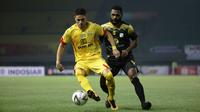 Striker Bhayangkara FC, Ramiro Fergonzi, dibayangi bek Barito Putera, Donni Haroid Monim, pada laga pekan ketiga Shopee Liga 1 2019 di Stadion Patriot Candrabhaga, Bekasi, Selasa (28/5/2019). (Bola.com/Yoppy Renato)