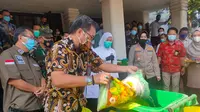 Pemusnahan ratusan kilogram manisan dari salah satu pasaraya di Kota Palembang Sumsel (Liputan6.com / Nefri Inge)
