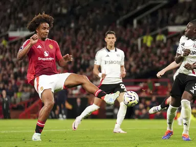 Pemain Manchester United, Joshua Zirkzee, mencetak gol ke gawang Fulham pada laga Liga Inggris di Stadion Old Trafford, Sabtu (17/8/2024). (Martin Rickett/PA via AP)