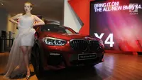 Model berpose di samping The All New BMW X4 First-ever seri terbaru saat peluncuran di Jakarta, Kamis (7/2). BMW X4 adalah versi xDrive30i M Sport X  mesin 4 silinder Valvetronic TwinPower Turbo Double VANOS berkapasitas 2.000cc. (Merdeka.com/Dwi Narwoko)