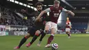 Penyerang Liverpool, Mohamed Salah berebut bola dan bek  Burnley, Charlie Taylor pada pekan ke-37 Liga Inggris di Stadion Turf Moor, Kamis (20/5/2021) dini hari WIB. Liverpool sukses menembus empat besar klasemen Liga Inggris setelah menang telak 3-0 atas Burnley. (Martin Rickett/Pool via AP)