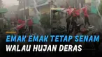 Sekelompok emak-emak itu tetap semangat melakukan senam walau hujan deras mengguyur.