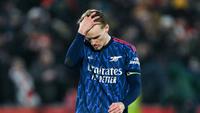 Pemain Arsenal, Martin Odegaard, tampak lesu setelah hanya bermain imbang 1-1 melawan Brentford dalam laga pekan ke-26 Premier League 2025/2026, Jumat (13/2/2026) dini hari WIB. (AFP/Glyn Kirk)