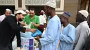 <p>Penduduk Makkah membagikan makanan, buah-buahan, dan air mineral ke setiap orang yang lewat. (Sajjad HUSSAIN/AFP)</p>