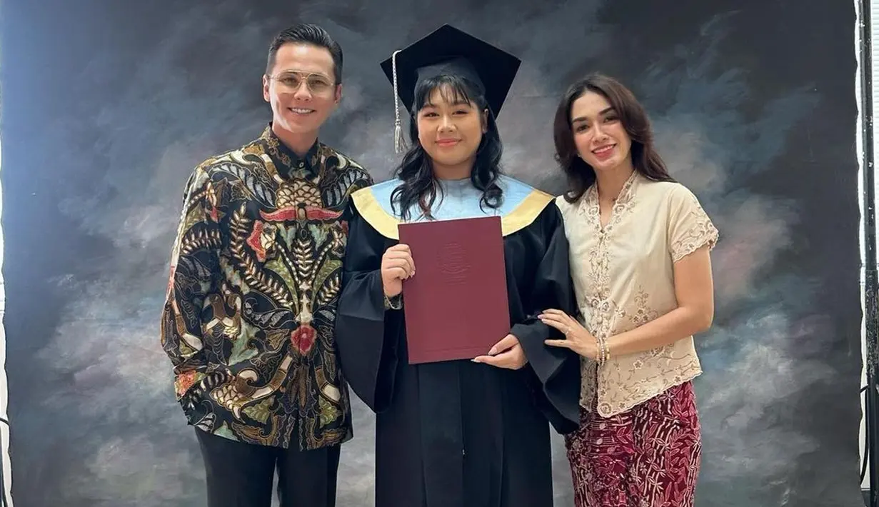 <p>Siang harinya, Ussy dan Andhika hadiri wisuda putrinya Amalia yang baru tamat SMA [@ussypratama]</p>