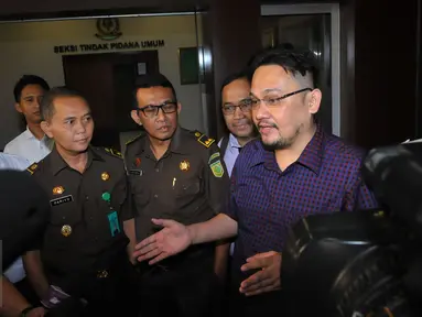 Farhat Abbas saat berada di Kejaksaan Negeri Jakarta Selatan, Kamis, (1/10/2015). Kejari Jakarta Selatan resmi menetapkan Farhat Abbas sebagai tahanan kota selama 20 hari ke depan. (Liputan6.com/Faisal R Syam)