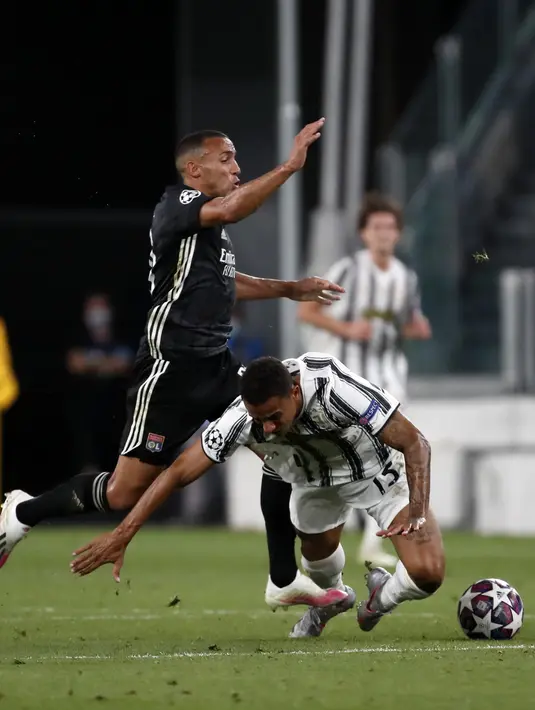 Bek Juventus, Danilo saat dilanggar pemain Lyon, Marcal pada leg kedua babak 16 besar Liga Champions di Allianz stadium, Turin, Italia (7/8/2020). Juventus menang 2-1 atas Lyon, namun tersingkir dari Liga Champions setelah aggregat skor 2-2. (AP Photo/Antonio Calanni)