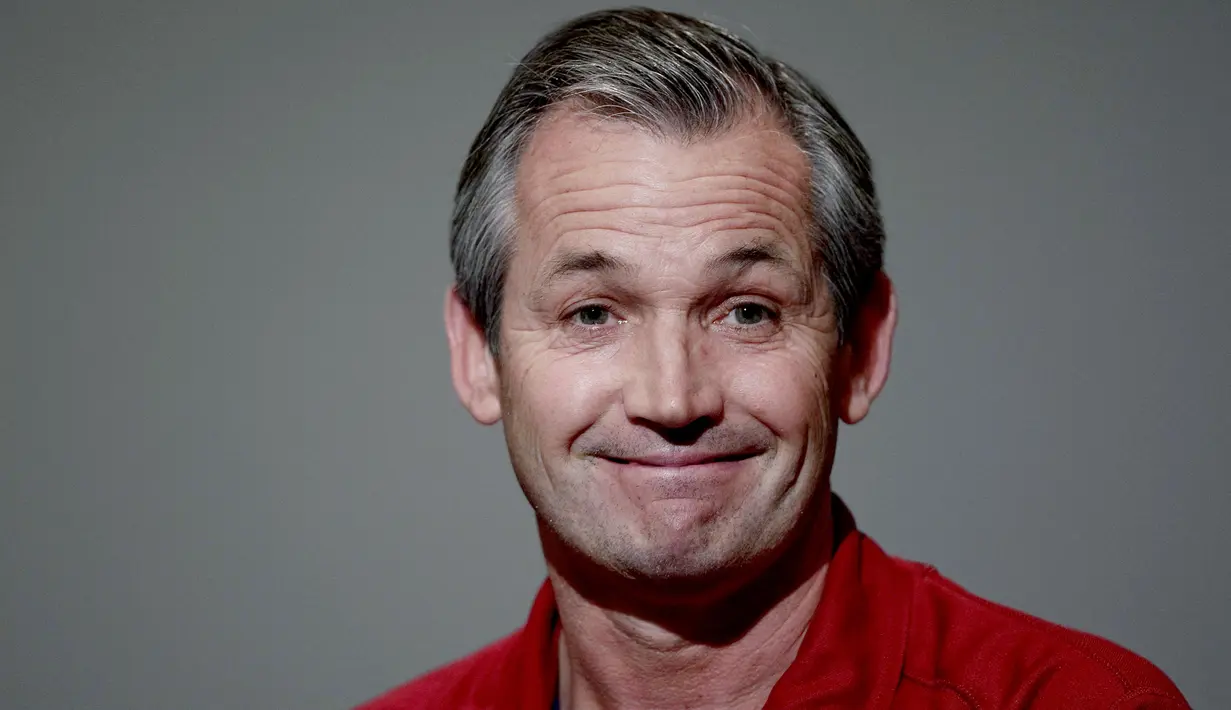 George Burley. Pelatih asal Skotlandia yang kini berusia 65 tahun ini merebut gelar Manager of The Season di Liga Inggris musim 2000/2001 bersama Ipswich Town yang dibesut mulai Desember 1994 hingga Oktober 2002. Ipswich dibawanya finis di peringkat ke-5 di musim tersebut. (AFP/Stian Lysberg Solum)