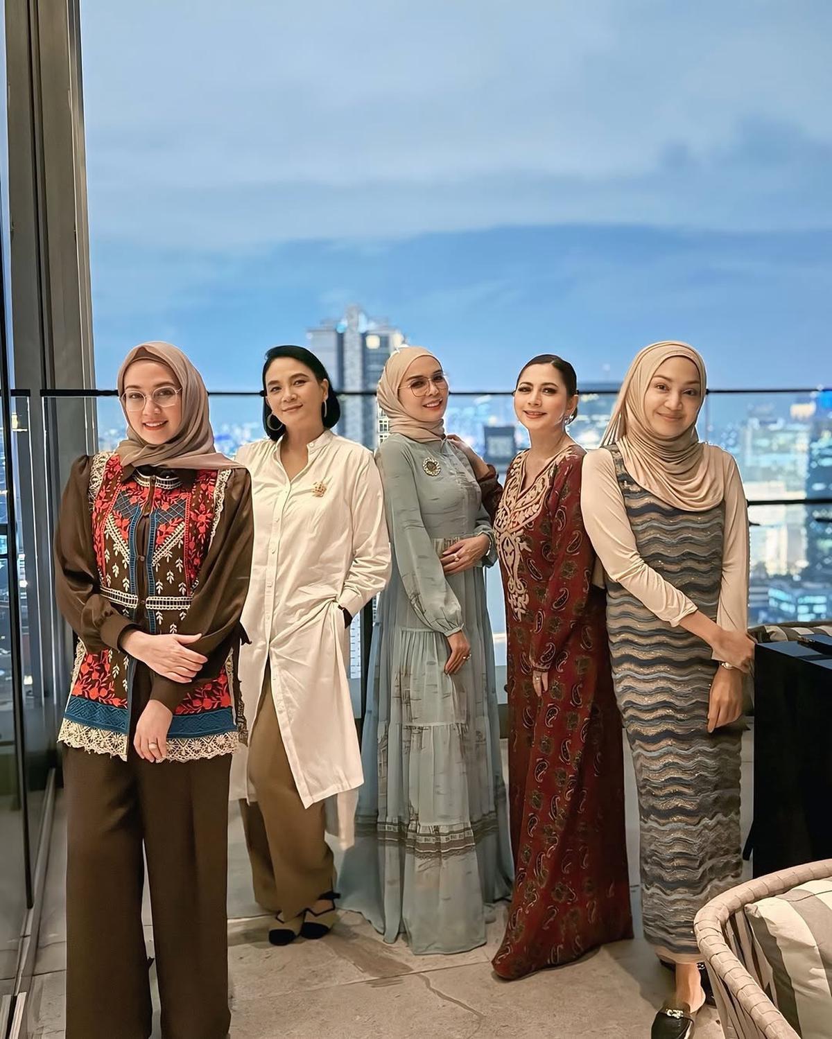 4 Potret Cut Keke Buka Puasa dengan Bestie, Ada Dina Lorenza Hingga Dian Nitami