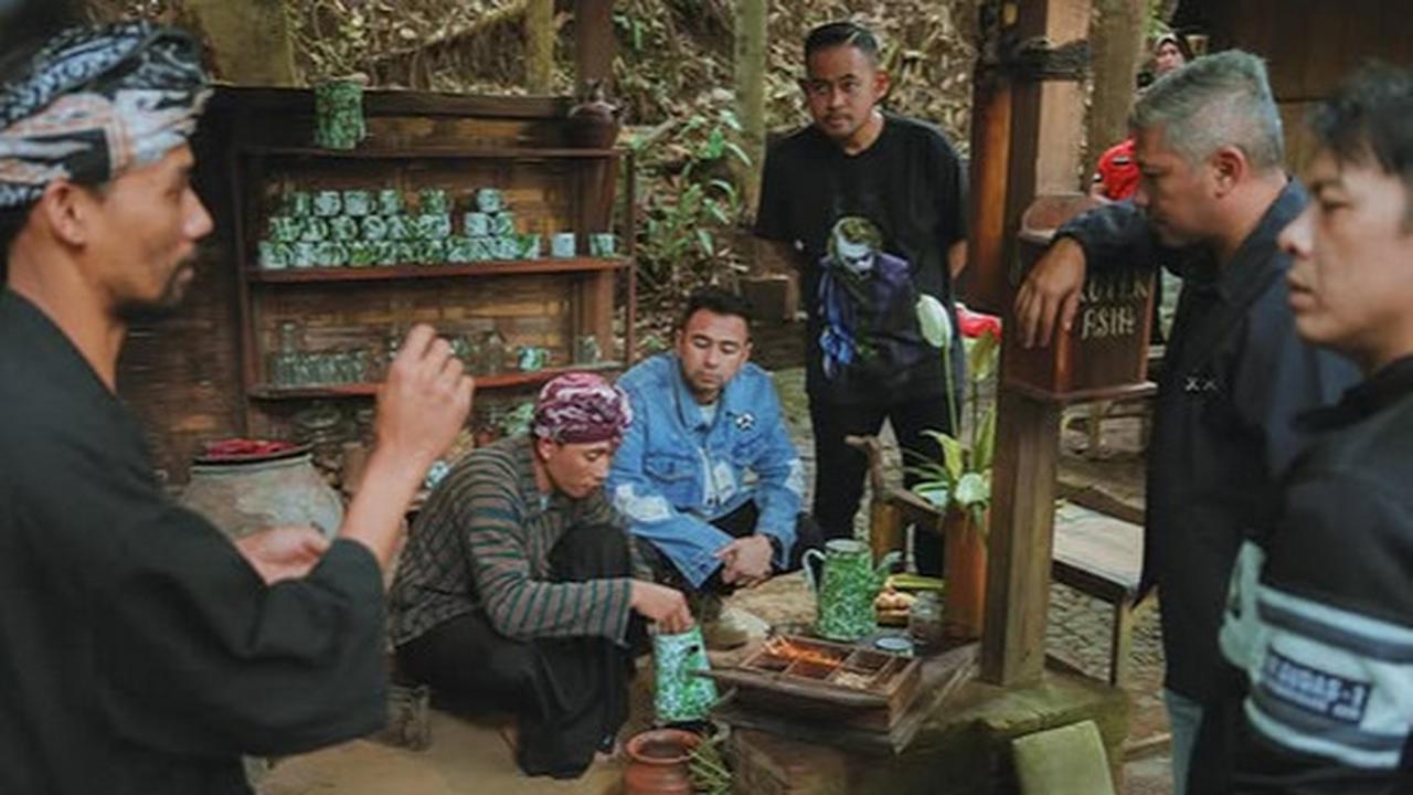 Potret Raffi Ahmad Kunjungi Tomboan Ngawonggo, Nikmati Suasana Unik Khas Pedesaan Bersama The Dudas Minus One