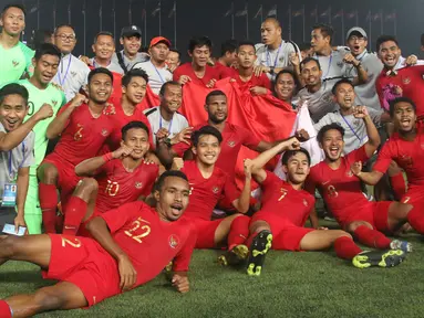 Para pemain Timnas Indonesia merayakan gelar juara Piala AFF U-22 2019 setelah mengalahkan Thailand pada laga final di Stadion National Olympic, Phnom Penh, Selasa (26/2). Indonesia menang 2-1 atas Thailand. (Bola.com/Zulfirdaus Harahap)