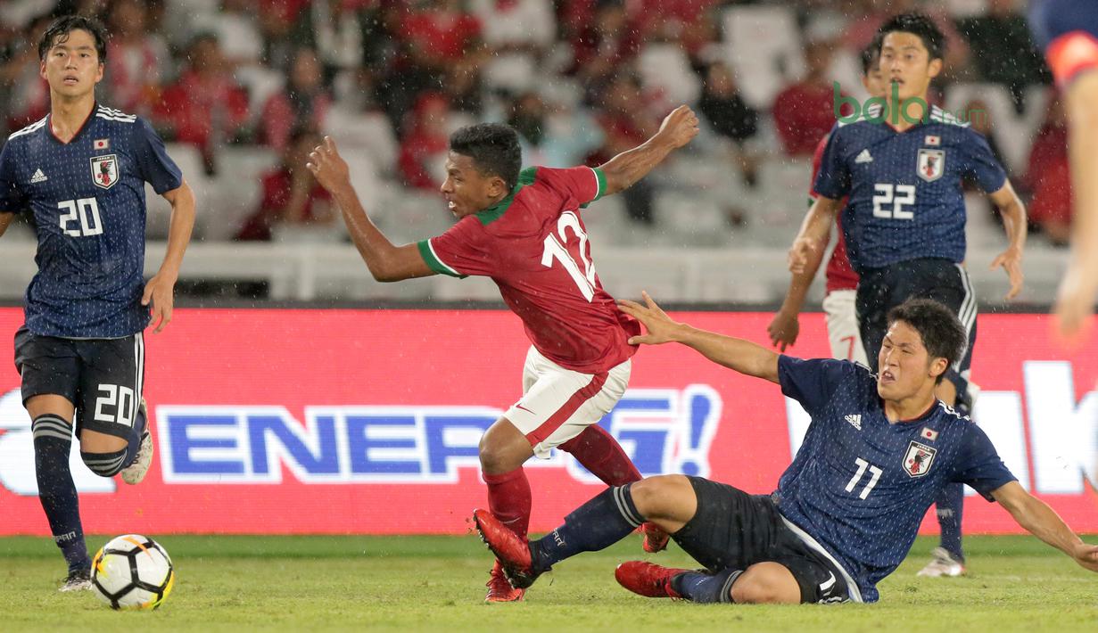 Pemain Timnas Indonesia U-19, Rifad Marasabessy gagal melewati adangan para pemain Jepang U-19 pada laga uji coba di Stadion Utama GBK, (24/3/2018). Indonesia U-19 Kalah 1-4. (Bola.com/Nicklas Hanoatubun)