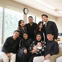 Intip pesona keibuan Hanggini dengan makeup minimalis di hari Lebaran (@luthfiaulia)