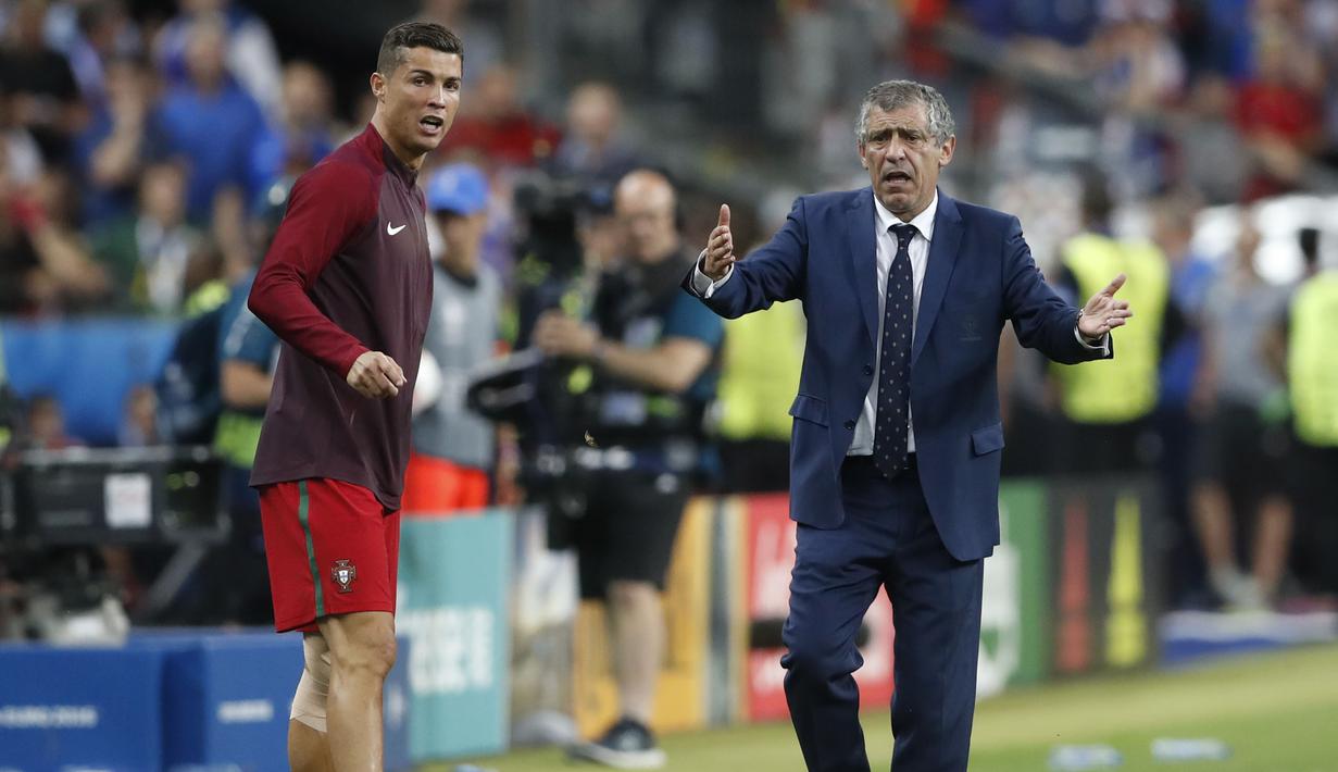 Ekspresi Cristiano Ronaldo dan pelatih Portugal, Fernando Santos saat beraksi dipinggir lapangan pada Final Piala Eropa 2016 di Stade de France, Saint-Denis, Paris,(11/7/2016) dini hari WIB.   (REUTERS/Carl Recine)