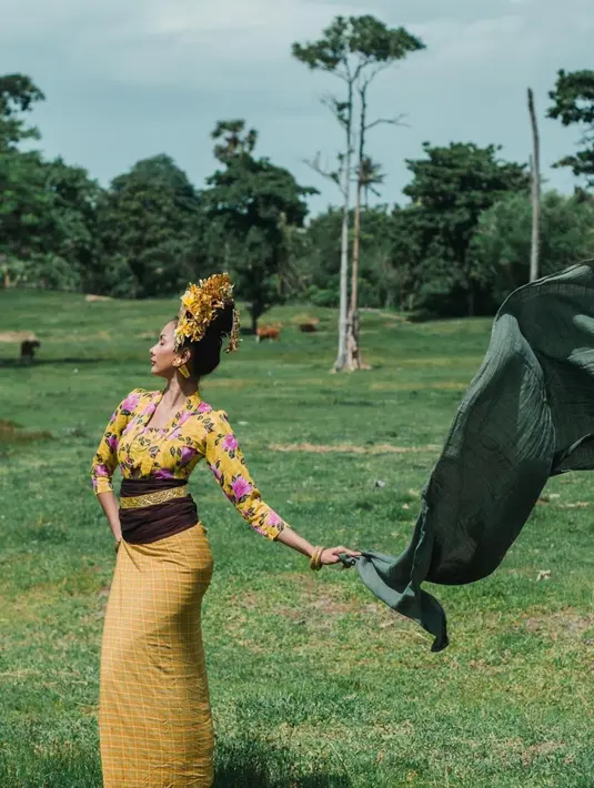 Dengan mengenakan kebaya bermotif bunga serta kain bawahan yang bernuansa kuning senada. Penampilan Aura Kharisma kali ini menuai banyak pujian dari warganet. (Liputan6.com/IG/gamaphoto1930)