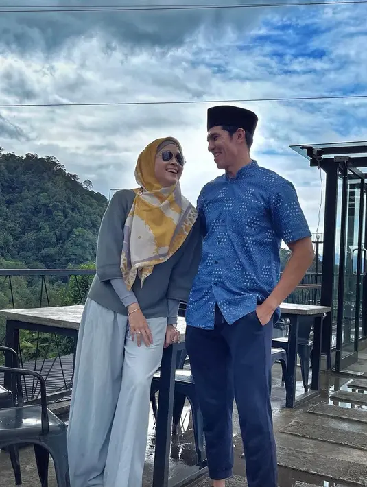 <p>Selama dua dekade lebih membina rumah tangga, tak pernah gosip tak sedap menerpa kehidupan mereka. Hal itulah yang membuat mereka dikenal sebagai pasangan harmonis. [Instagram/dessyilsanti]</p>