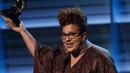Band Alabama Shakes yang diwakili sang vokalis, Brittany Howard, menerima penghargaan Best Rock Performance lewat lagu Don’t Wanna Fight pada Grammy Awards ke-58 di Los Angeles, Senin (15/2). (REUTERS/Mario Anzuoni)