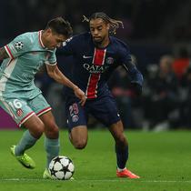 Penyerang Prancis Paris Saint-Germain Bradley Barcola (kanan) dan bek Argentina Atletico Madrid Nahuel Molina Lucero berebut bola selama Liga Champions UEFA, fase Liga - Pertandingan ke-4, pertandingan sepak bola antara Paris Saint-Germain (PSG) dan Atletico Madrid, di stadion Parc des Princes di Paris pada 6 November 2024.FRANCK FIFE / AFP