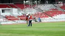 Pekerja mengecek rumput lapangan di Stadion Utama GBK, Jakarta, Selasa (3/10). Sejumlah pembangunan Infastruktur Asian Games dipastikan akan selesai sesuai dengan target pemerintah, yaitu akhir tahun 2017. (Liputan6.com/Helmi Fithriansyah)