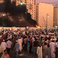 Kerumunan jamaah yang tengah menjalankan ibadah tarawih di Masjid Nabawi, Madinah berkumpul selepas bom meledak. (Reuters)