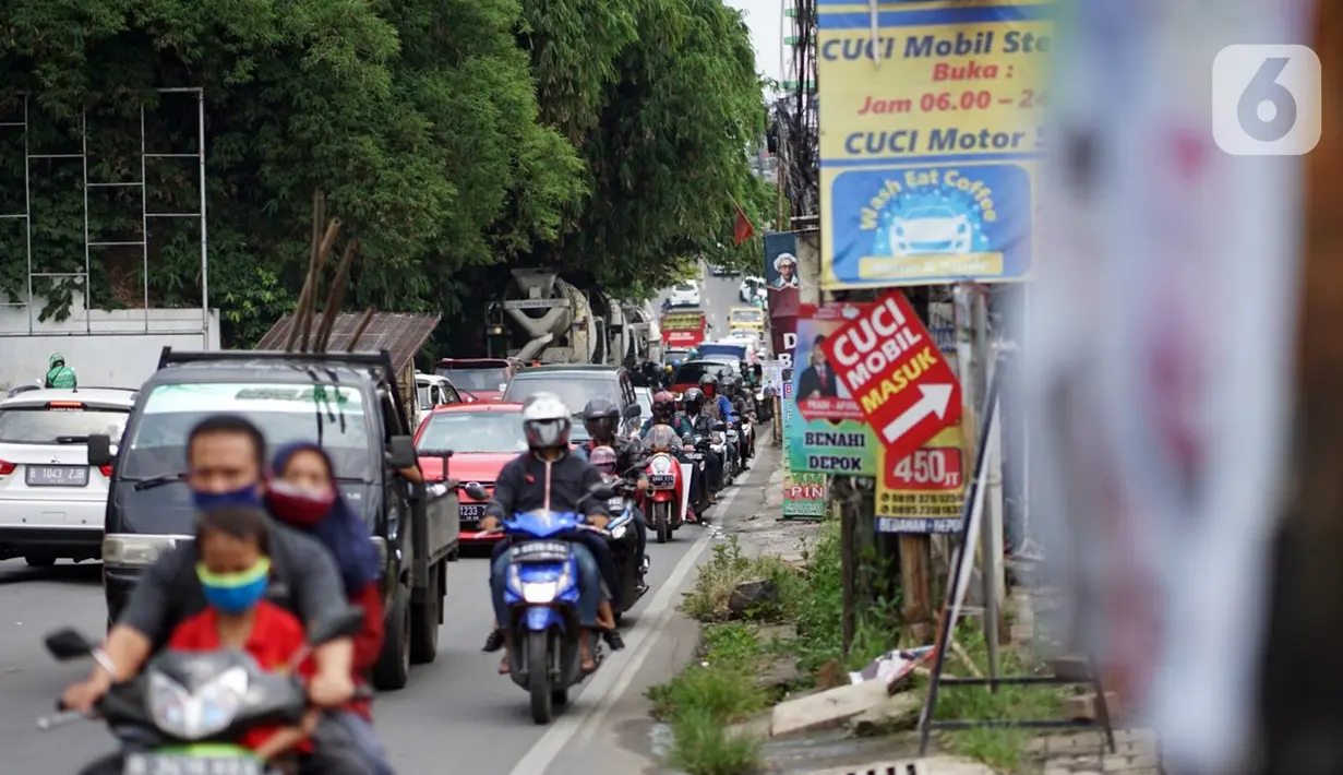 Kondisi lalu lintas di Jalan Raya Sawangan, Depok, Jawa Barat, Sabtu (28/11/2020). Demi mengatasi kemacetan yang semakin parah, Dinas Perhubungan (Dishub) Kota Depok memastikan pada 2023 akan dilaksanakan pelebaran Jalan Raya Sawangan. (Liputan6.com/Immanuel Antonius)