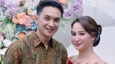 Kini Reiner Manopo makin serius melangkah menuju jenjang pernikahan. Reiner tampak bahagia usai resmi melamar wanita pujaan hatinya yakni Adisty Juniar. (Liputan6.com/IG/@reinermanopo).