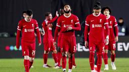 Pemain Liverpool tertunduk lesu setelah disingkirkan Atalanta dari Liga Europa di Gewiss Stadium, Jumat (19/4/2024). (AP Photo/Antonio Calanni)