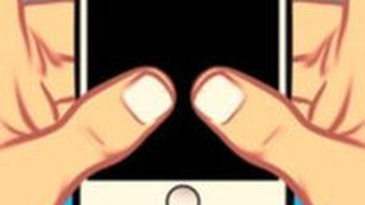 3. Memegang Ponsel dengan Dua Tangan dan Menggunakan Dua Ibu Jari untuk Menyentuh Layar<br>