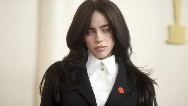 Billie Eilish di Piala Oscar 2024. (Richard Shotwell/Invision/AP)