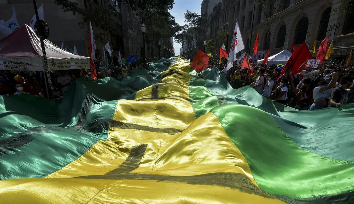 Orang-orang mengambil bagian dalam demonstrasi menentang Presiden Brasil Jair Bolsonaro pada Hari Kemerdekaan di Sao Paulo, Selasa (7/9/2021). Ribuan orang yang turun ke jalan terbagi dalam dua kubu yaitu pendudukung serta penentang Presiden Brasil Jair Bolsonaro. (Nelson ALMEIDA / AFP)