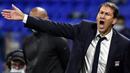 Pelatih Olympique Lyon, Rudi Garcia, memberikan arahan kepada pemainnya saat menghadapi Dijon pada laga Ligue 1 di Stadion Groupama, Sabtu (29/8/2020) dini hari WIB. Lyon menang 4-1 atas Dijon. (AFP/Philippe Desmazes)