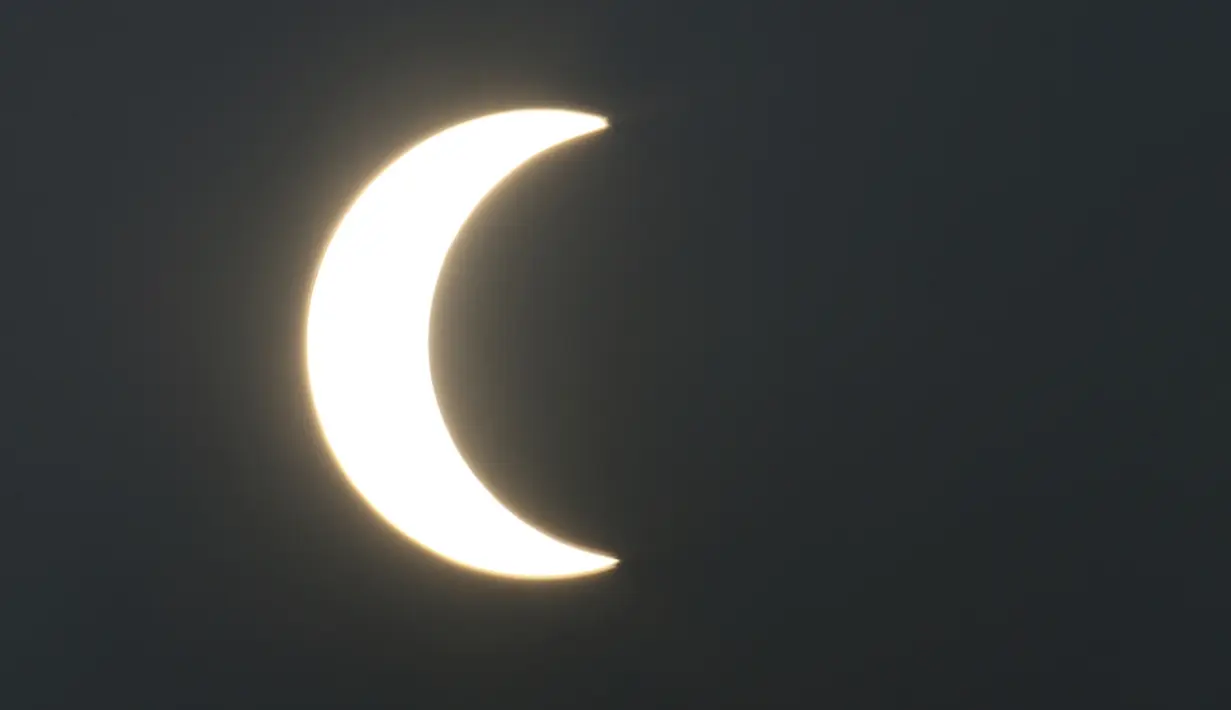 Gerhana matahari cincin terlihat dari Karachi, Pakistan, Kamis (26/12/2019). Gerhana matahari yang terjadi pada hari ini dapat diamati dari sejumlah wilayah mulai Afrika timur, seluruh Asia, Samudera India, dan Australia utara. (AP Photo/Fareed Khan)