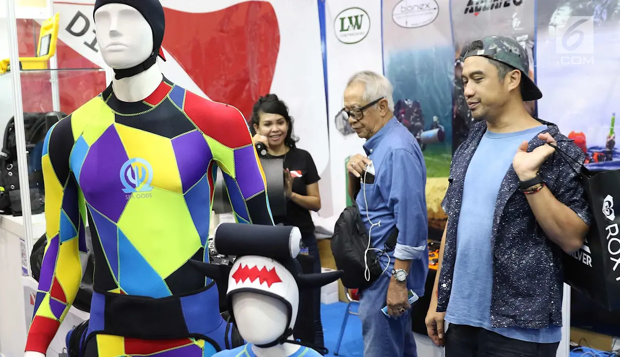Pengunjung melihat produk yang ditawarkan di pameran bertajuk Deep & Extreme Indonesia 2018, Jakarta, Jumat (9/3). Pameran tersebut diramaikan oleh lebih dari 160 booth aneka tema terkait olahraga air dan wisata ekstrem. (Liputan6.com/Immanuel Antonius)